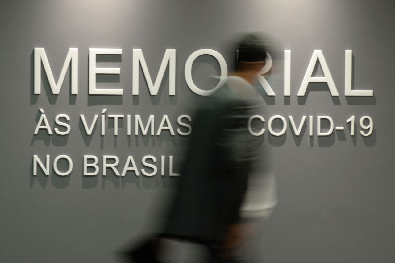 Llega Brasil a 700 mil muertes de covid