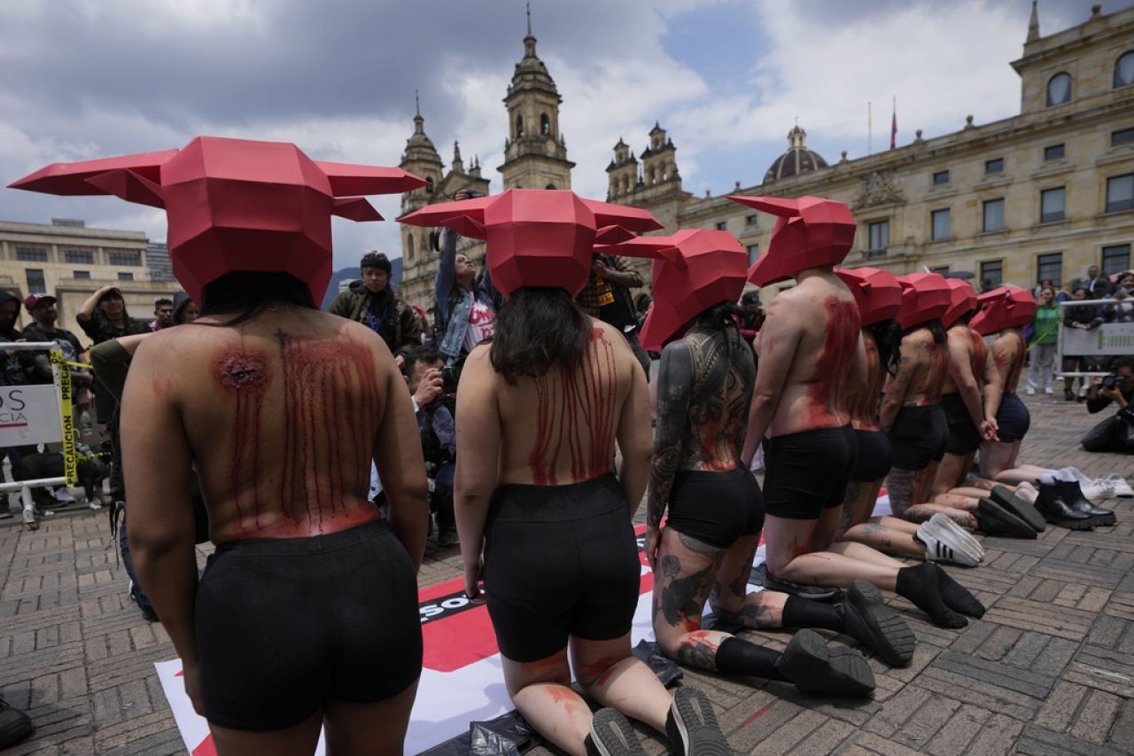 Colombianos se 'visten' de toros y piden prohibir corridas