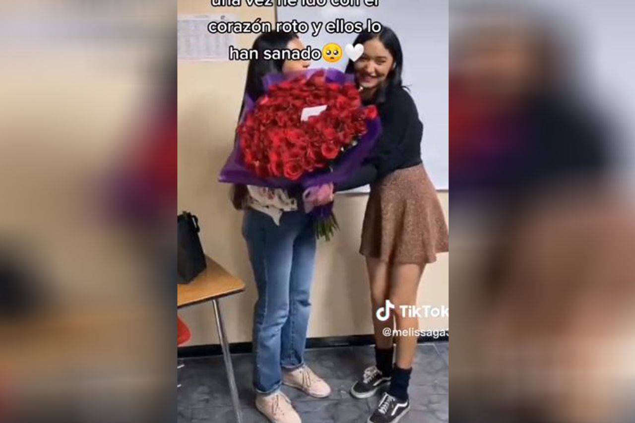 Video: Alumnos regalan ramo 'buchón' a maestra con el corazón roto