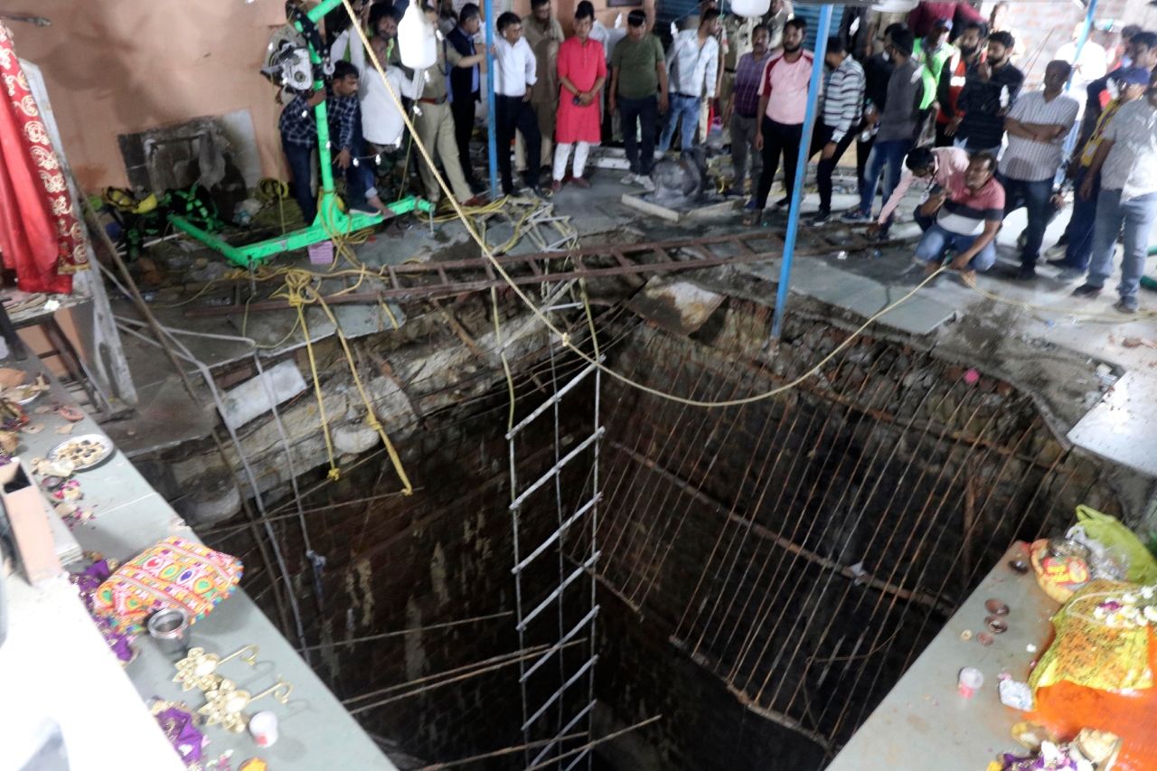 Hallan 35 cadáveres en un pozo tras derrumbe en India
