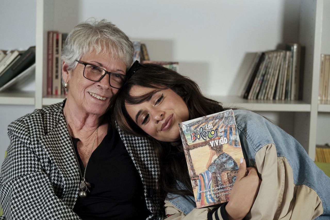 Camila Cabello celebra novela y fortaleza de su abuela