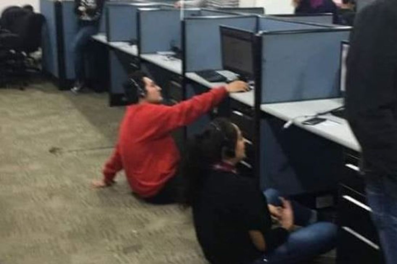 Exhiben a call center que quita sillas a empleados como castigo por no vender