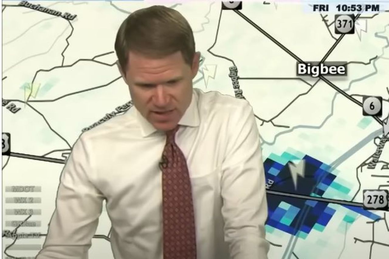 Meteorólogo reza en vivo al enterarse de magnitud de tornado en Mississippi