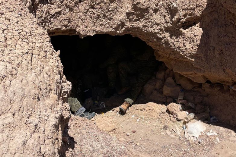 Localizan a 18 migrantes escondidos en cueva