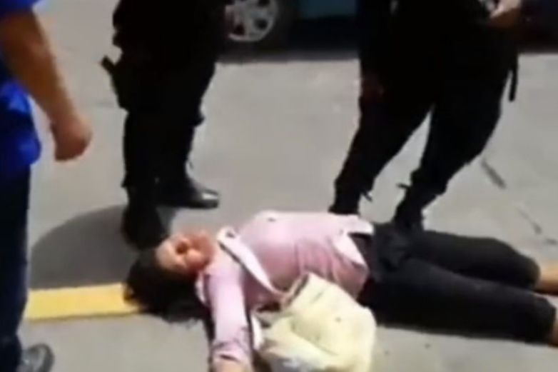 Video: Ladrona se 'desmaya' para que policía no la detenga 
