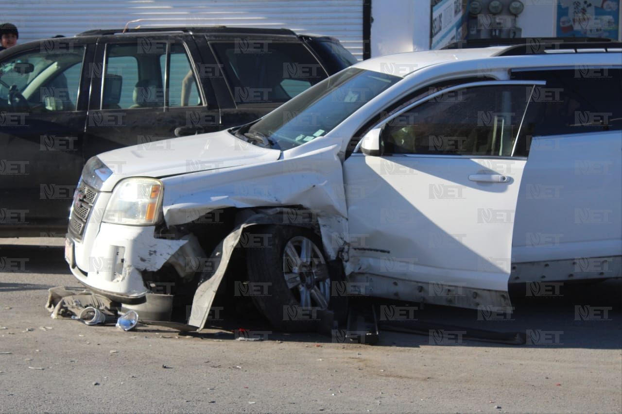 Maneja a exceso de velocidad, pierde el control y choca en la calle Centeno