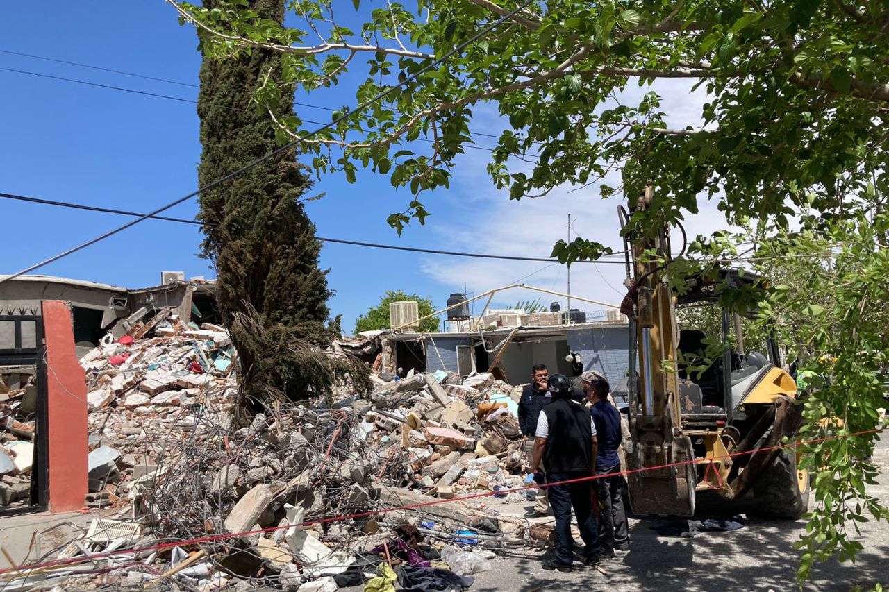 Retiran escombros tras explosión en vivienda de Chihuahua