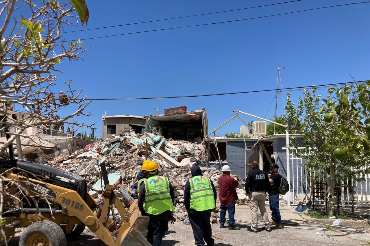 Retiran escombros tras explosión en vivienda de Chihuahua