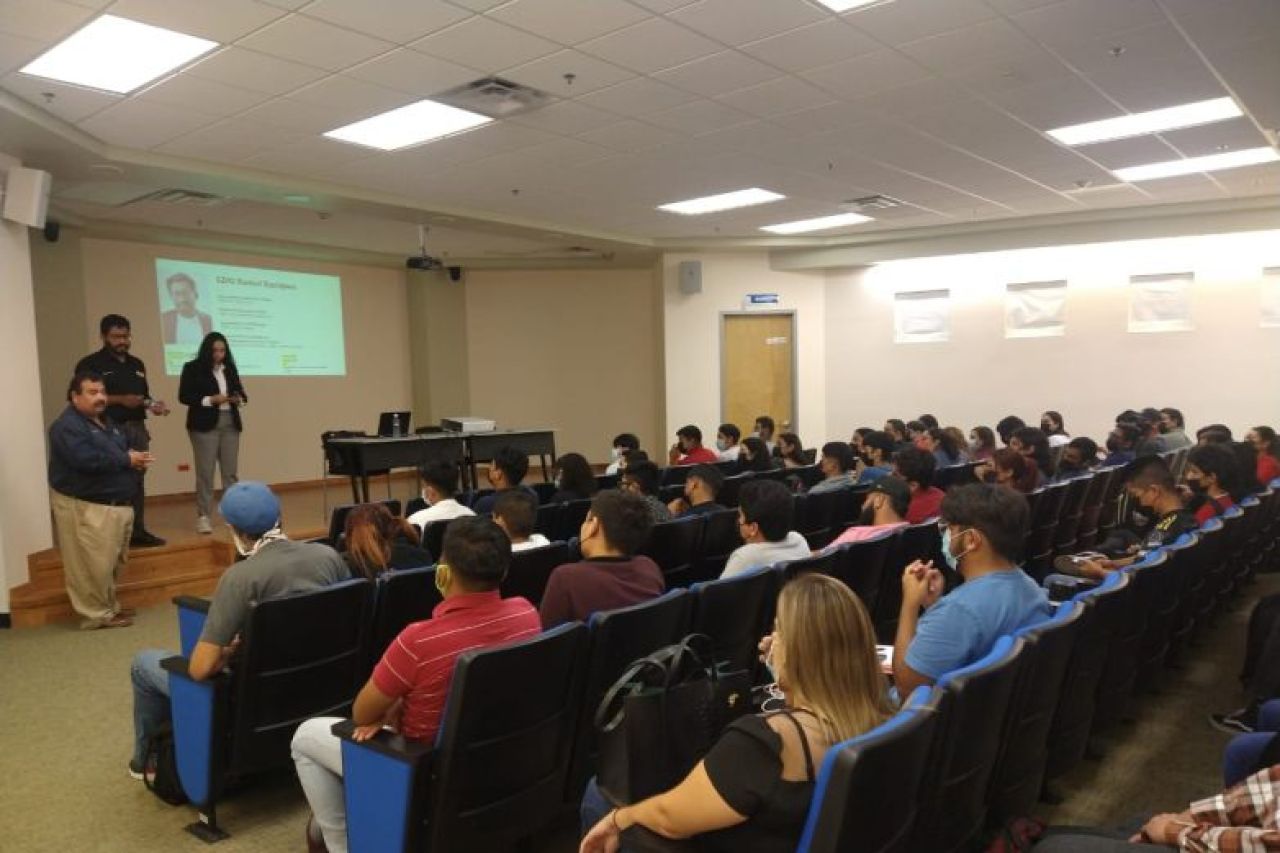 Idiomas que conectan a Juárez con la industria