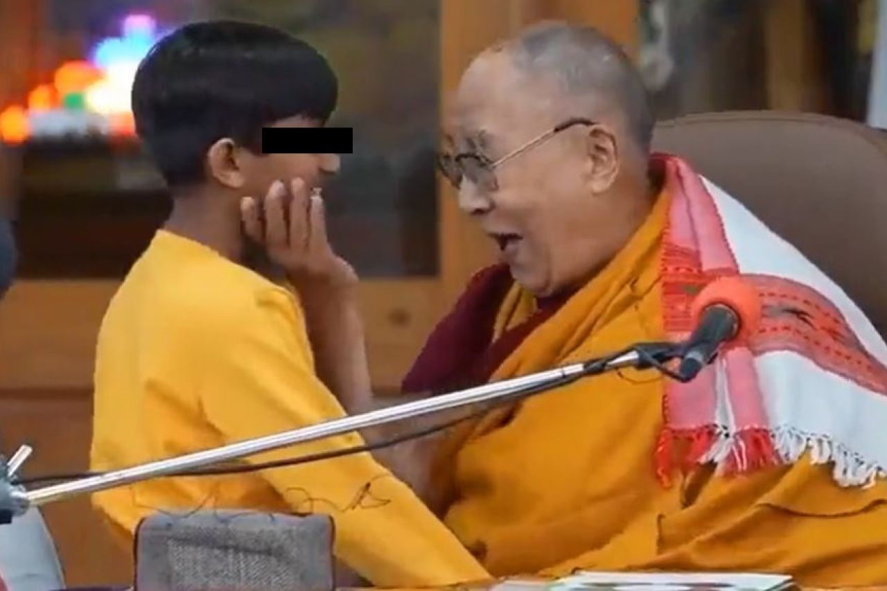 El Dalai Lama se disculpa tras besar a niño