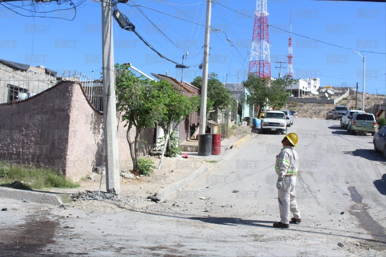 Choca contra poste de concreto y huye del lugar