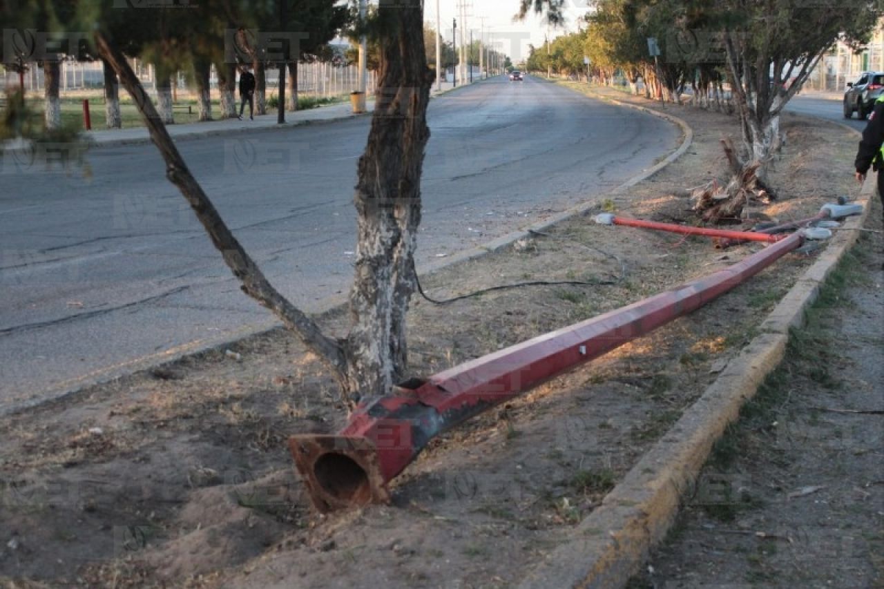Se queda dormido al volante y choca contra poste en el Chamizal