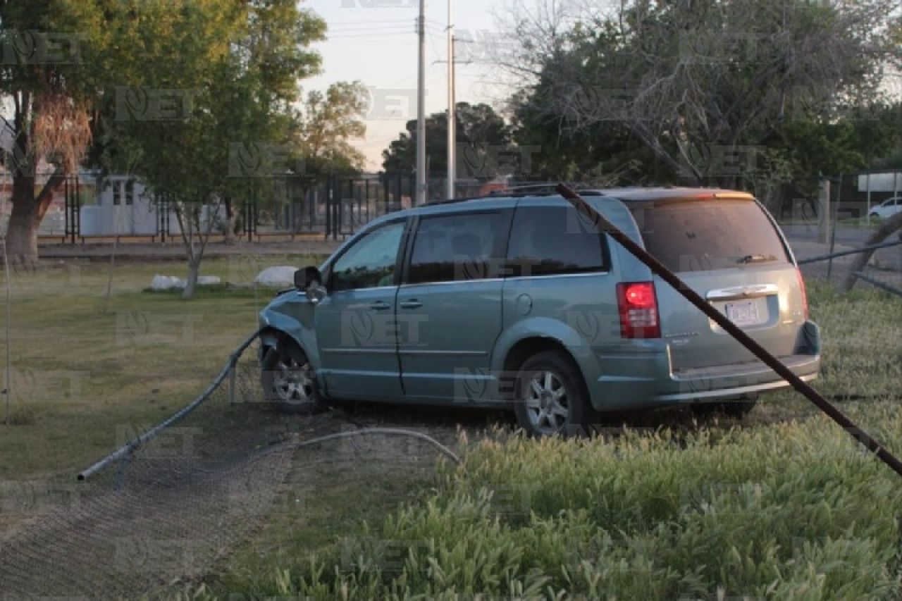 Se queda dormido al volante y choca contra poste en el Chamizal