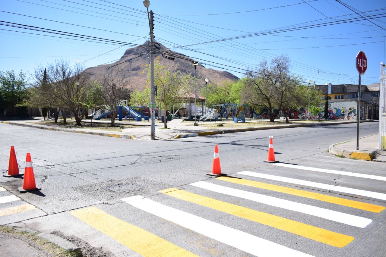 Pintan pasos peatonales en calles y avenidas de Chihuahua