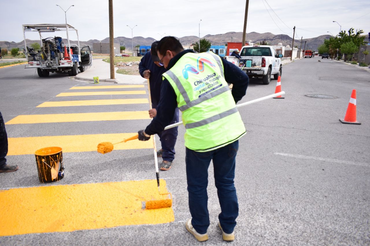 Pintan pasos peatonales en calles y avenidas de Chihuahua