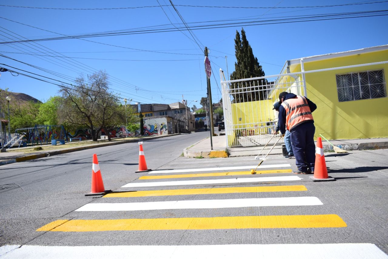 Pintan pasos peatonales en calles y avenidas de Chihuahua