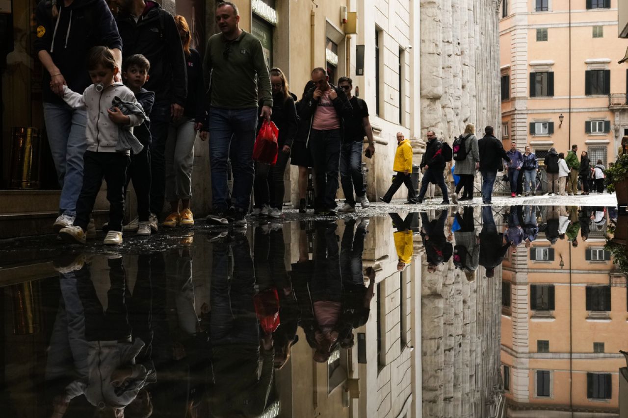 Bebé y su abuela desaparecidos tras inundaciones en Italia