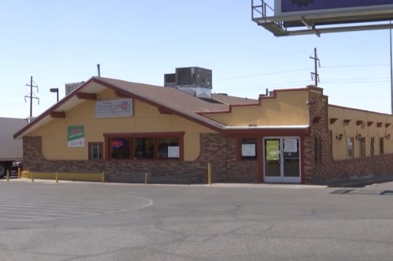 Buscan a hombre que baleó a otro afuera de restaurante en El Paso