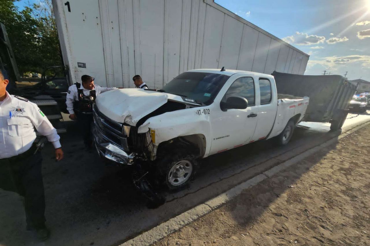 Mujer migrante choca dos veces en camioneta robada