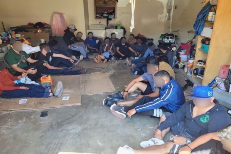 Localizan a 21 migrantes en casa de seguridad de El Paso