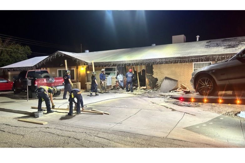 Conductor de Mustang se estrella contra una casa en Las Cruces