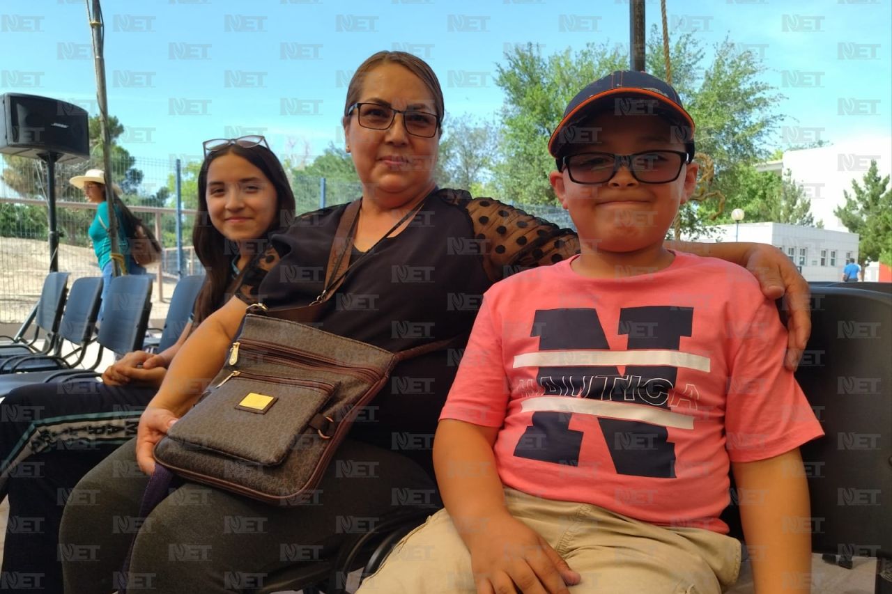Celebran familias el 'bautizo' de Benito, la nueva jirafa de Juárez