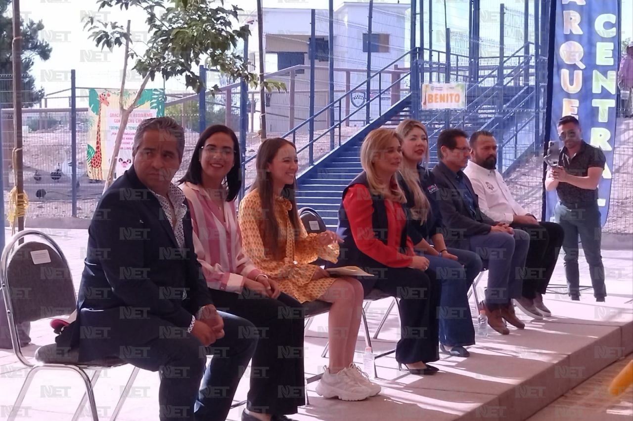 Celebran familias el 'bautizo' de Benito, la nueva jirafa de Juárez