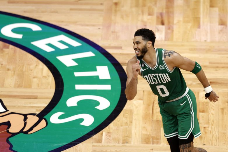 Celtics recurren a triples para sobrevivir de nuevo en serie ante Heat