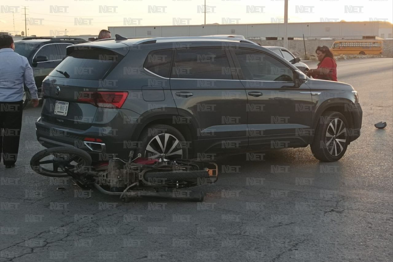 Se pasa alto y choca contra motociclista
