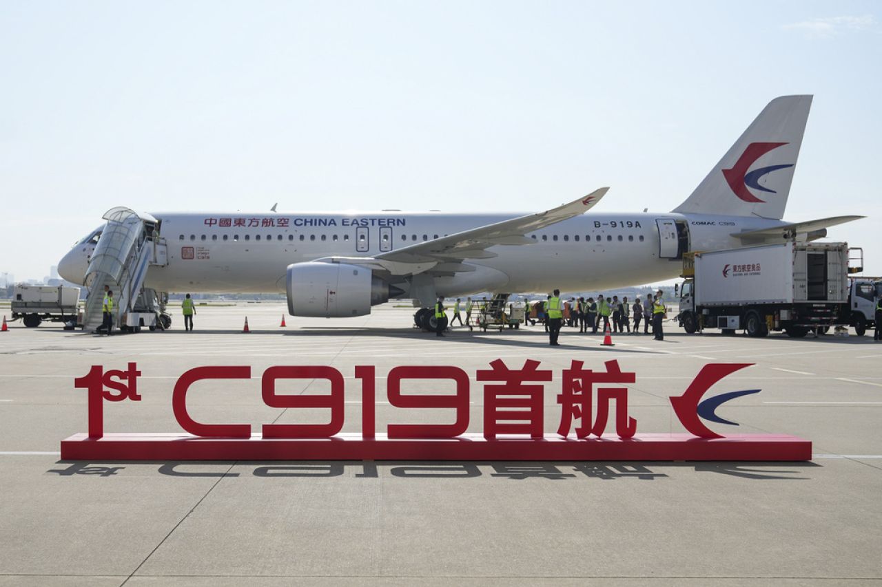 Primer avión comercial de fabricación china completa su vuelo inaugural