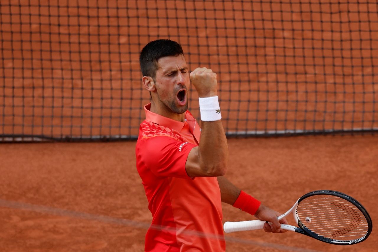 Avanza Djokovic a semis en Francia a pesar de perder un set