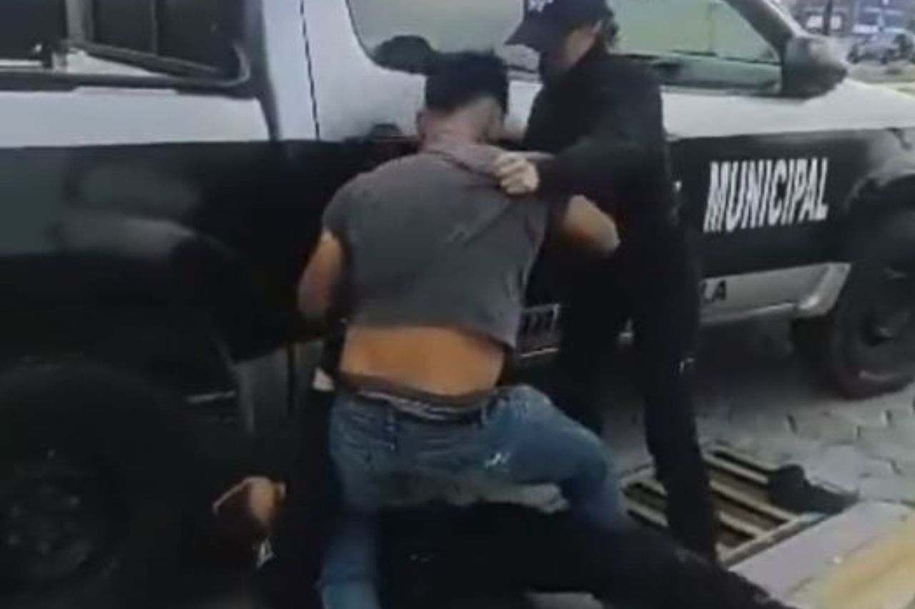 Video: Ebrio golpea a dos mujeres policías