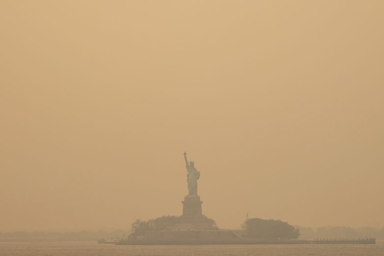 Humo de incendios forestales afecta a millones en EU y Canadá
