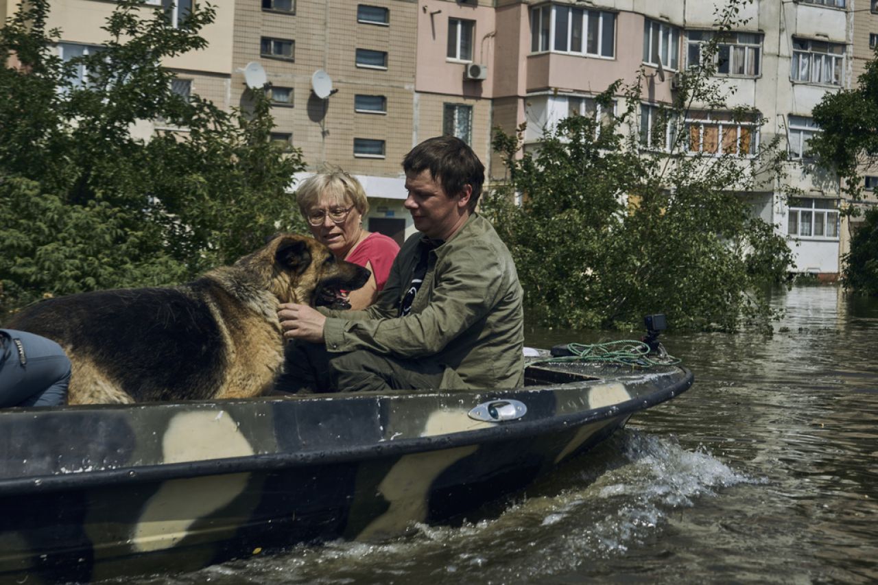 Rusia ataca ciudad inundada de Ucrania