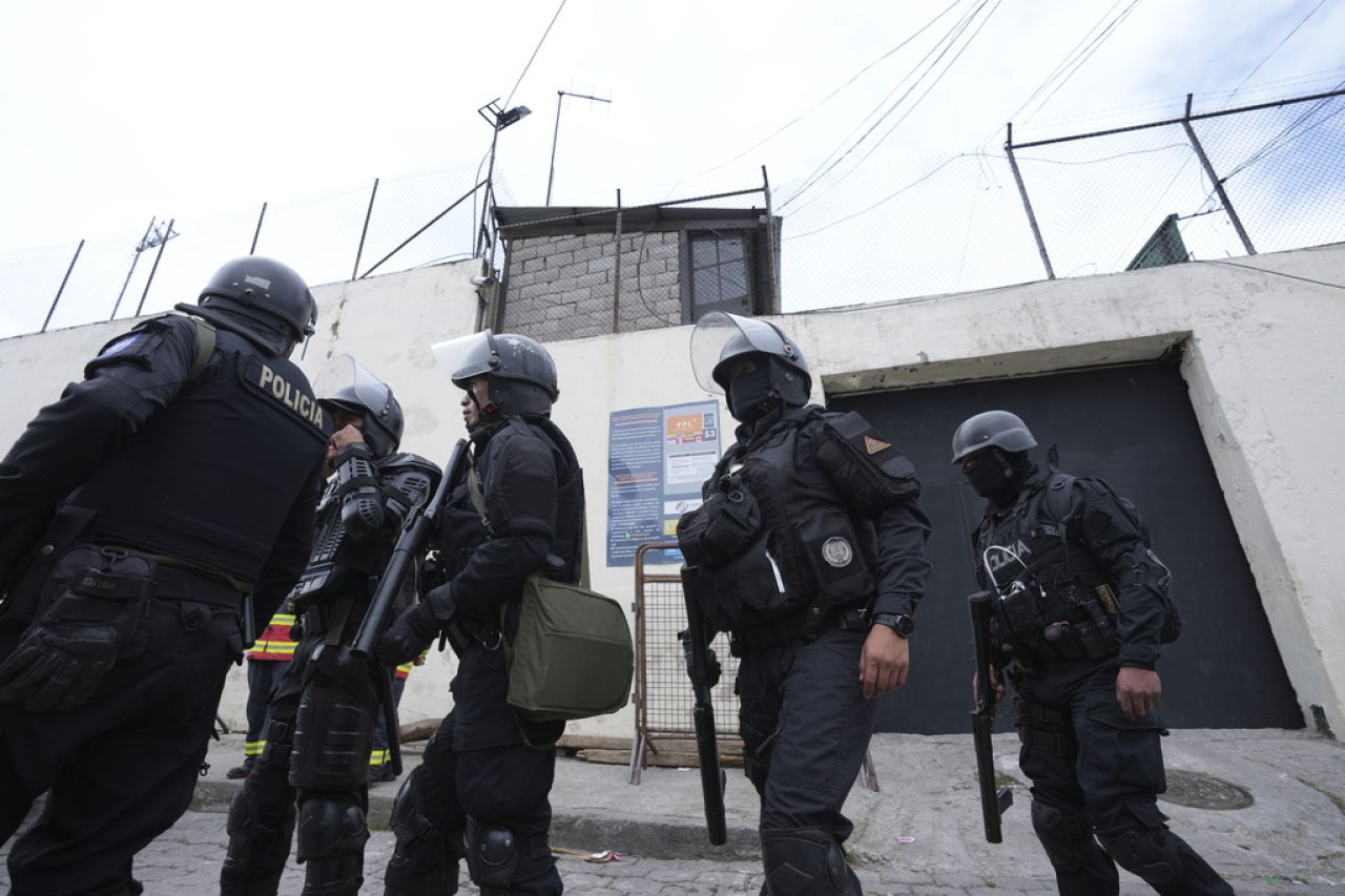 Retienen a cuatro abogados en amotinamiento en una cárcel de Quito