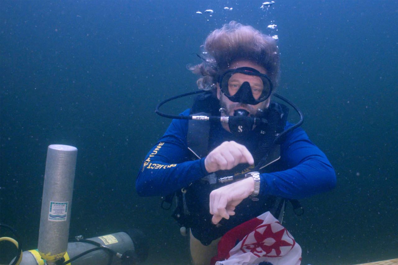 Profesor rompe récord al pasar 100 días viviendo bajo el agua