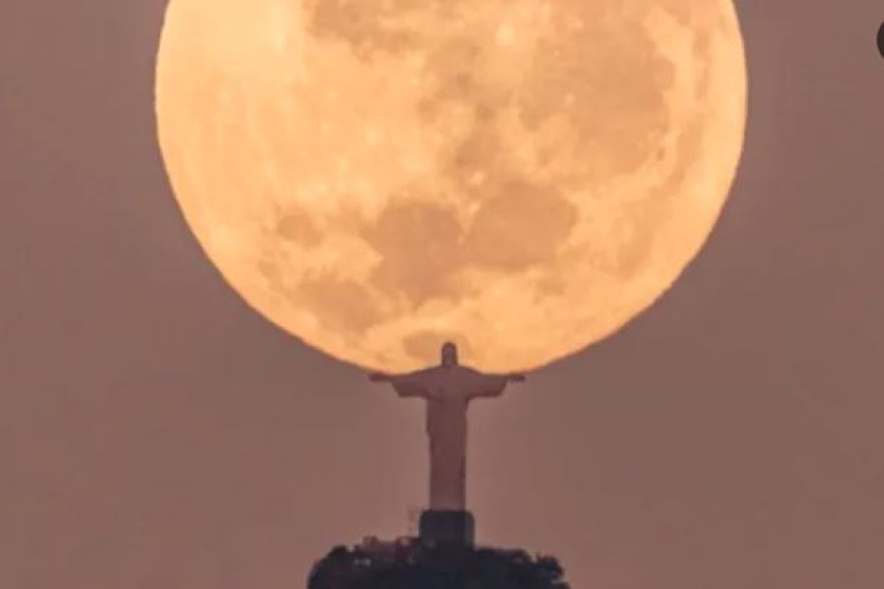 Captan al Cristo Redentor de Río de Janeiro 'cargando' la Luna