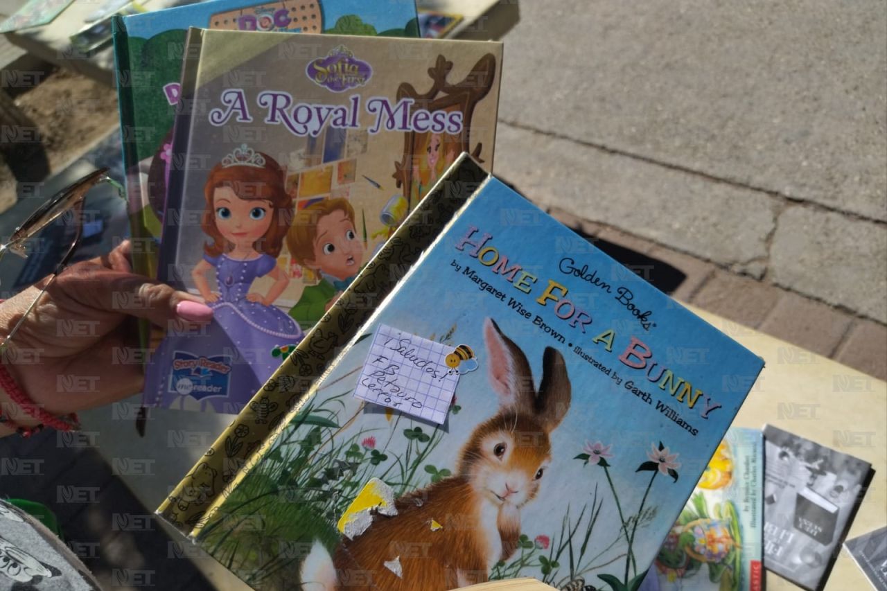 Adoptan juarenses libros en el Parque Central