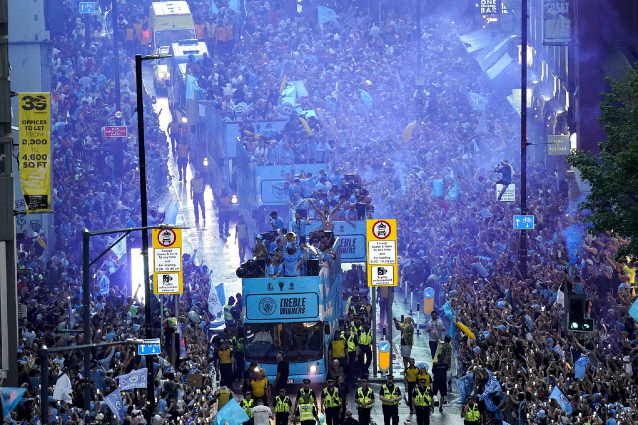 Celebra Man City  triplete con su afición