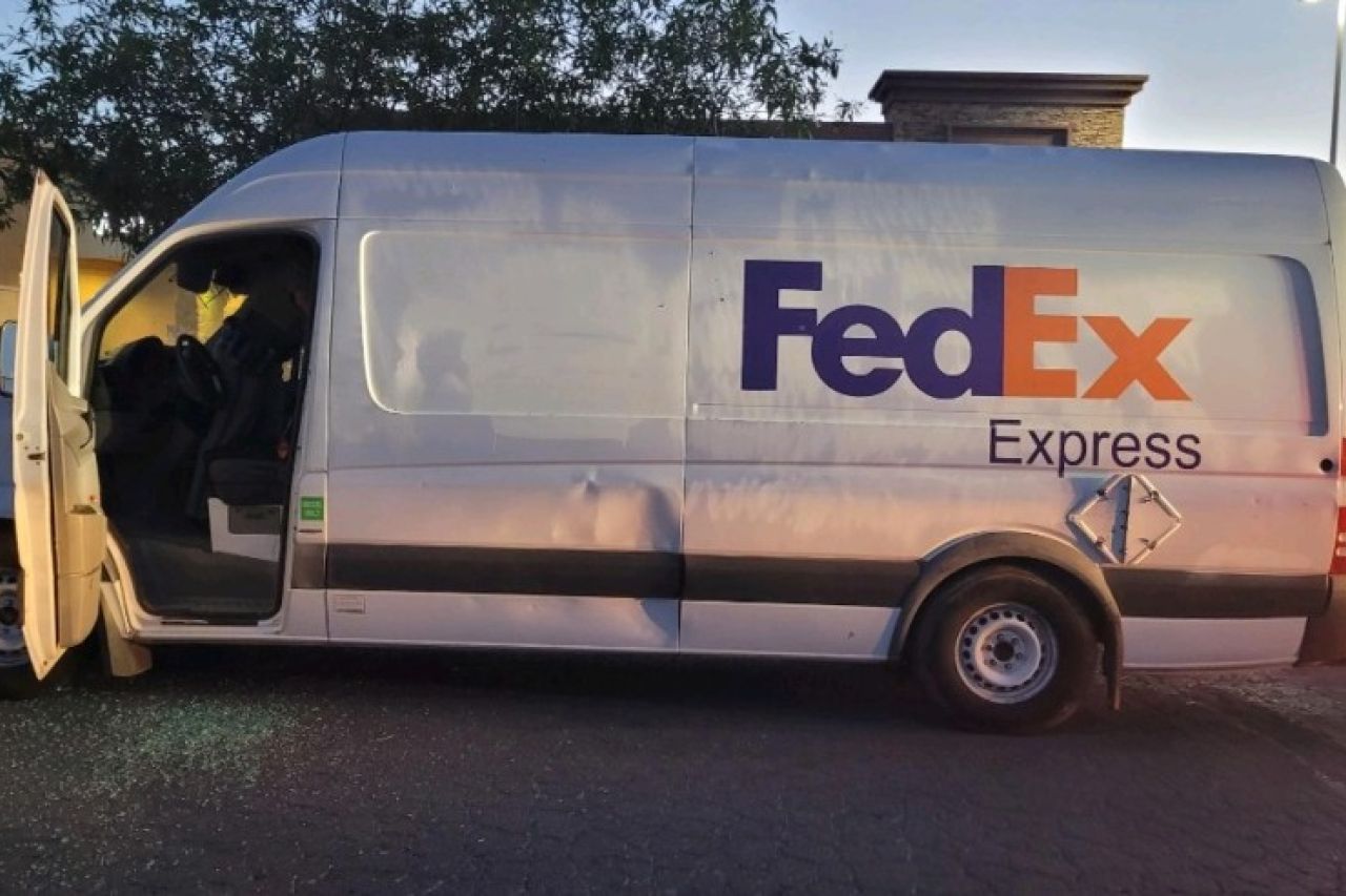 Clonaron camionetas de FedEx para transportar a migrantes