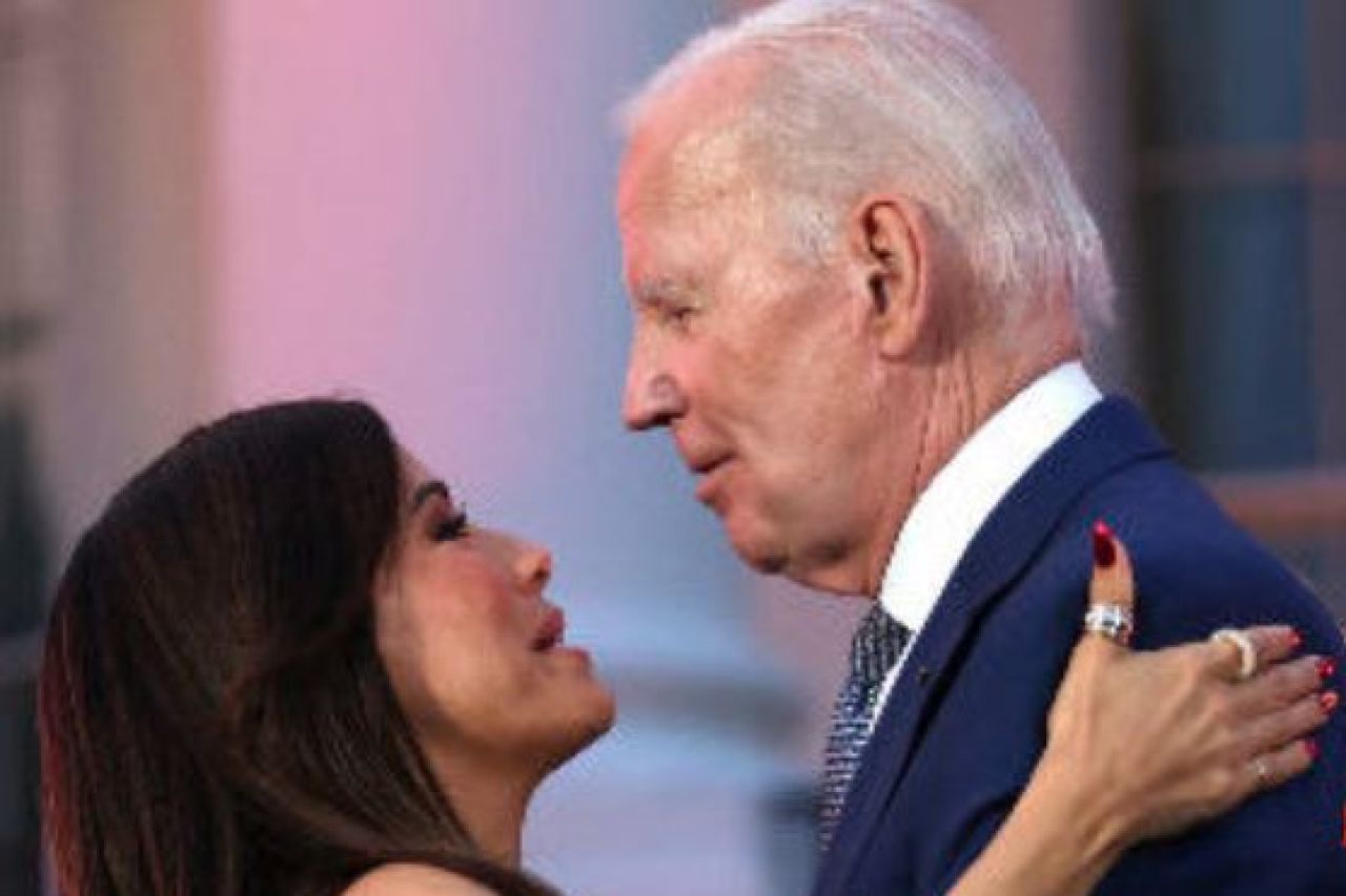 Acusan a Joe Biden de tocar inapropiadamente a Eva Longoria