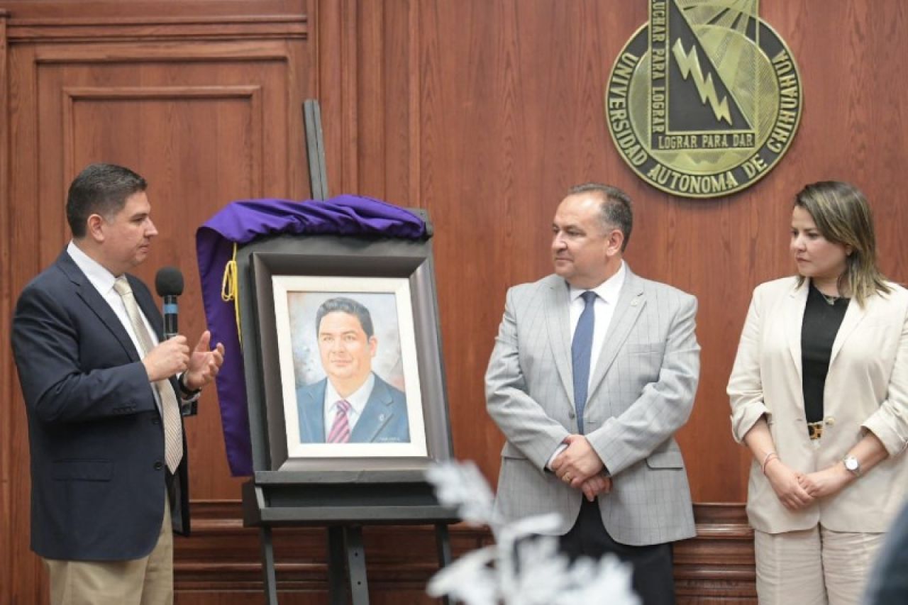 Develan retrato de Heliodoro Araiza en galería de rectores de la UACh