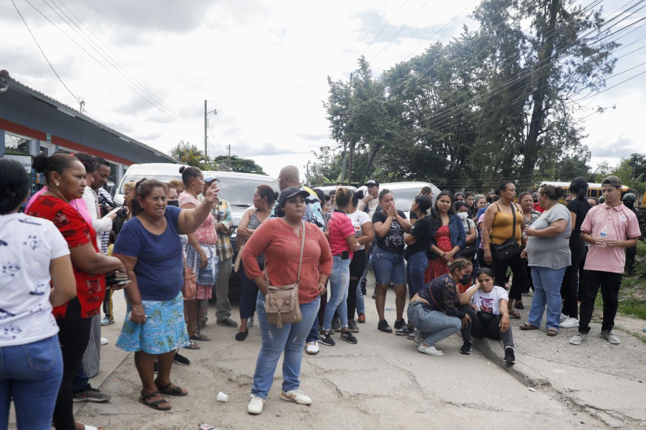 Grupo abrió celdas y ultimó a 46 reclusas en cárcel de Honduras