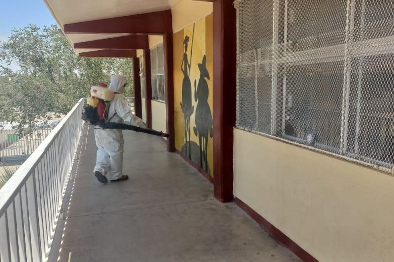 Fumiga Ecología más de 80 escuelas en Juárez contra las garrapatas