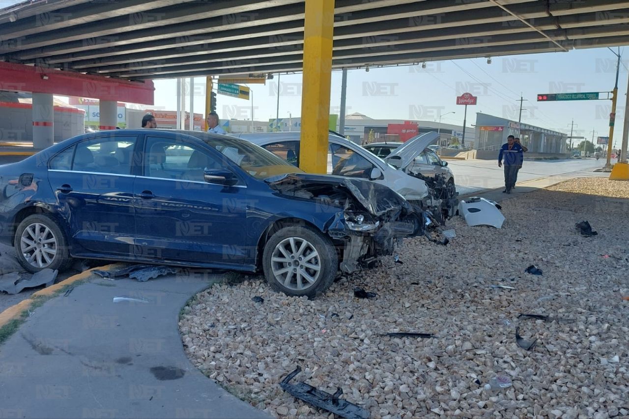 Se pasa semáforo en rojo y provoca choque