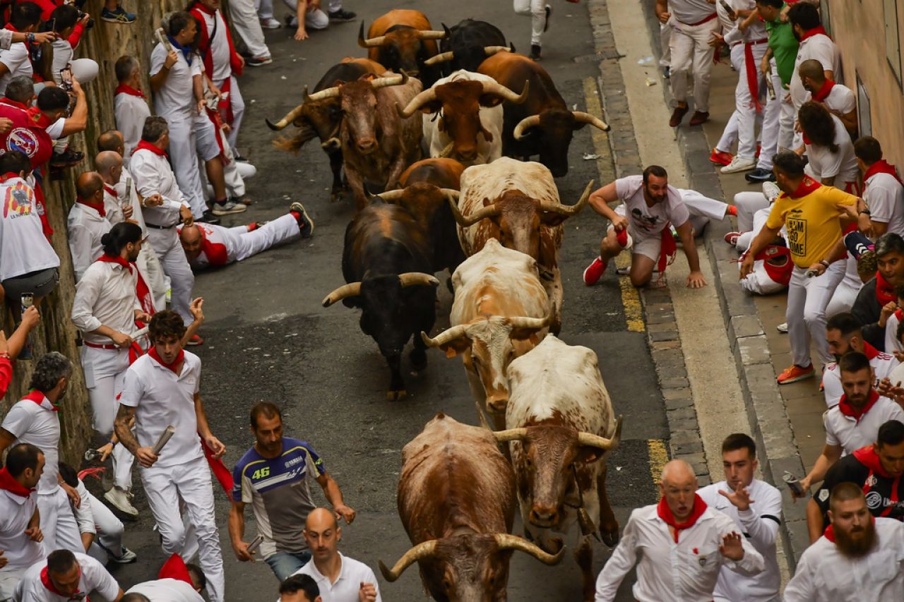Miles participan en el primer encierro de San Fermín