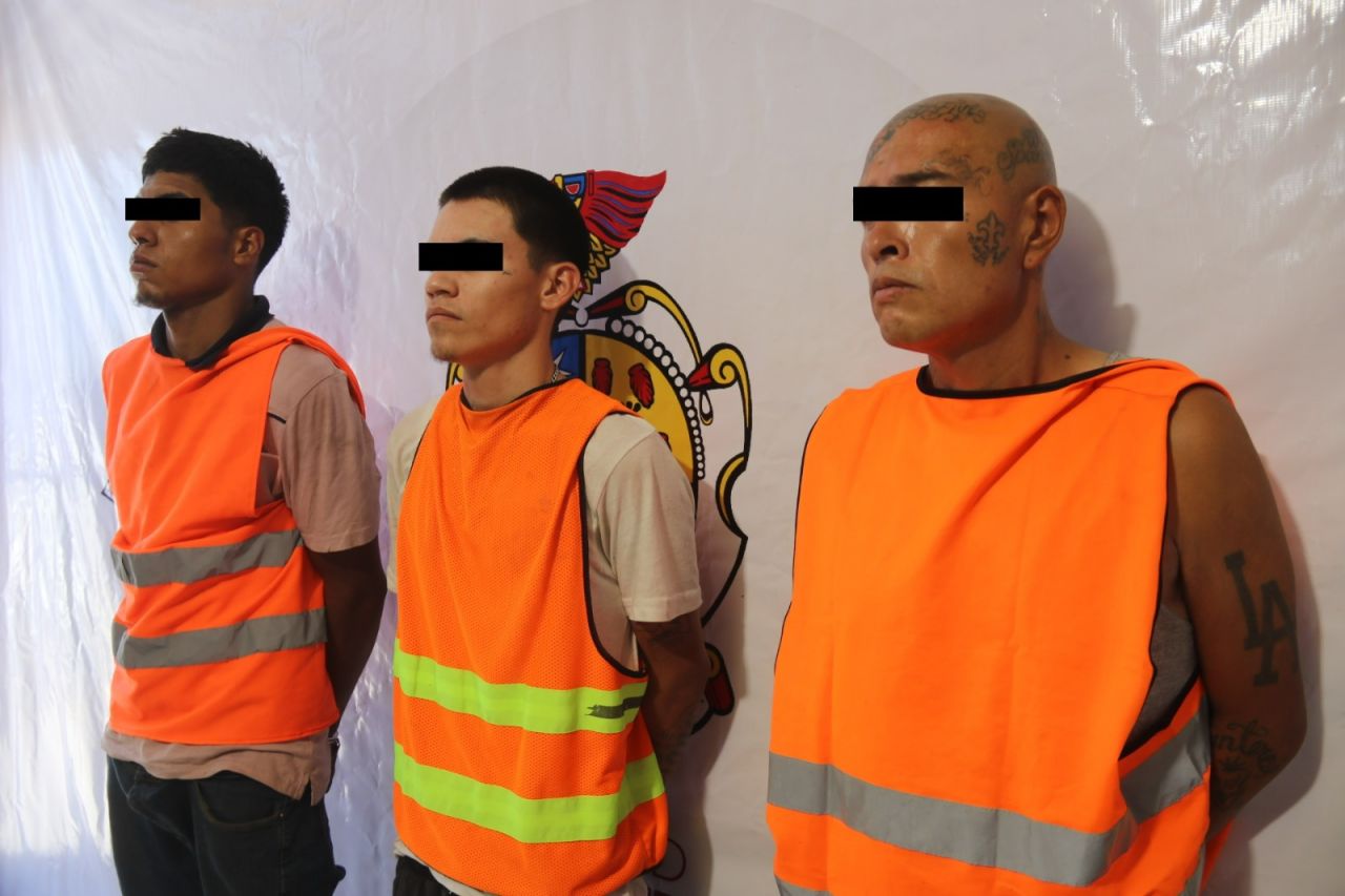 Arrestan a 3 hombres que iban en camioneta robada