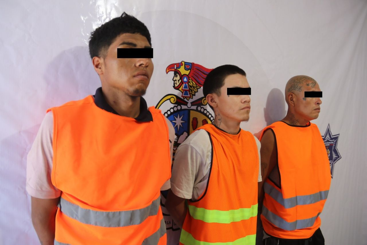 Arrestan a 3 hombres que iban en camioneta robada