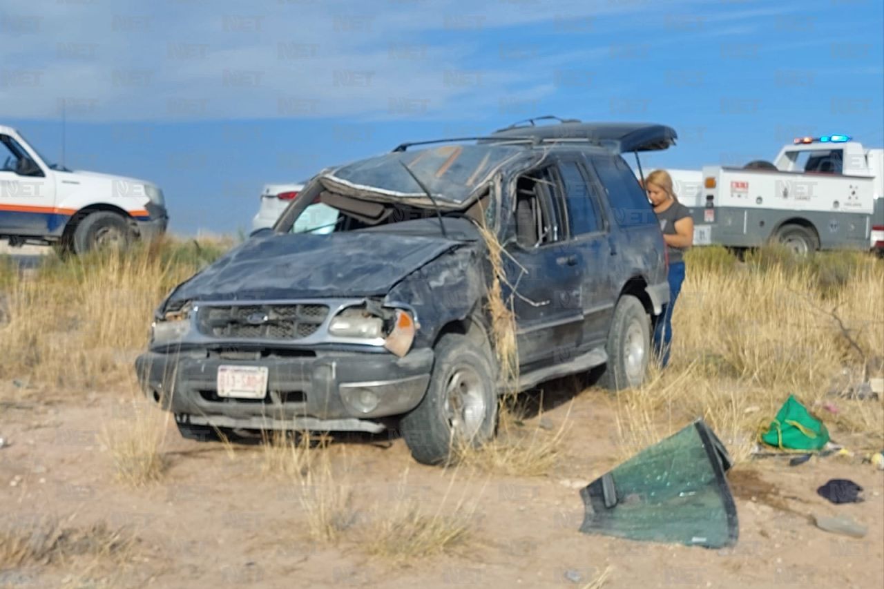 Pierde el control de su camioneta y termina volcada