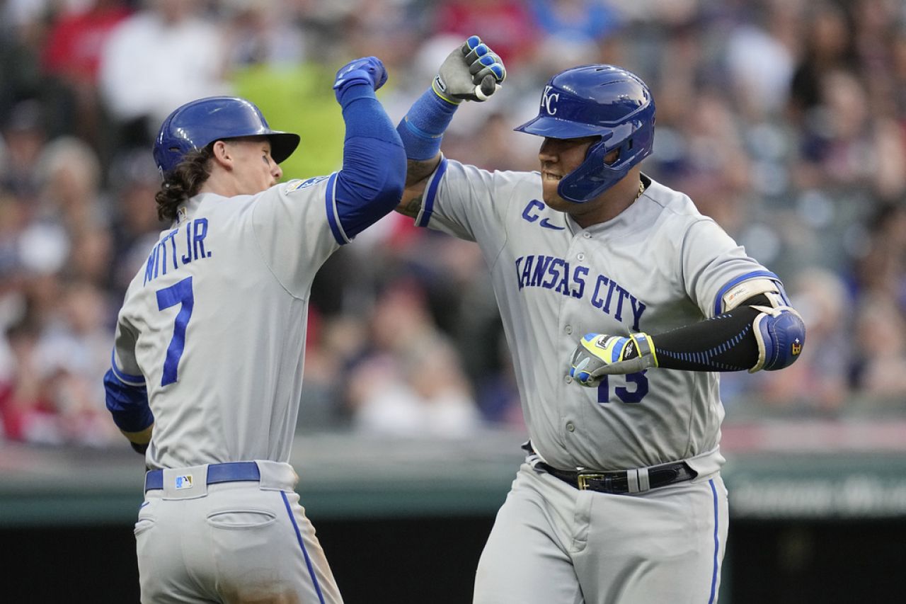 Gana Salvador Pérez Premio Roberto Clemente